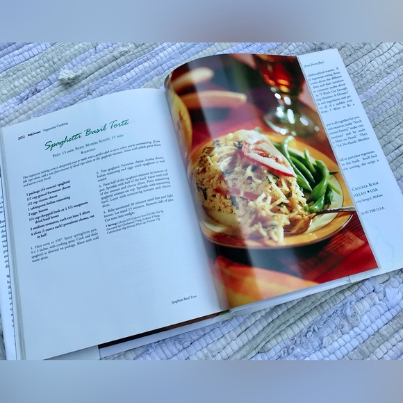 BETTY CROCKER Vegetarian Cooking Cookbook Hardcover Color Picture Food & Recipe - Picture 5 of 11